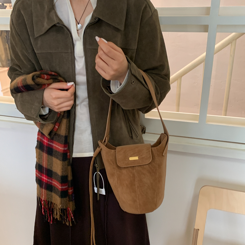 复古小众百搭水桶包女2025新款高级洋气手提包简约通勤单肩斜挎包 - 图1