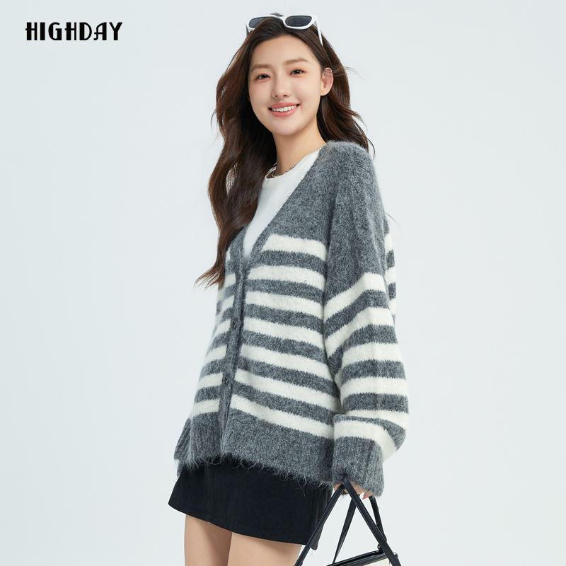 highday轩日2024秋新款V领慵懒风宽松落肩长袖针织开衫女条纹外套 - 图1