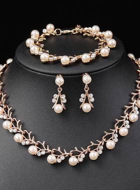 Pearl necklace and earrings set of three pieces珍珠项链耳环