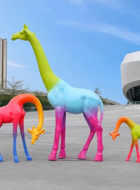 玻璃钢彩色长颈鹿雕塑摆件