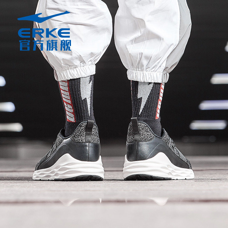  鸿星尔克outlets店跑步鞋