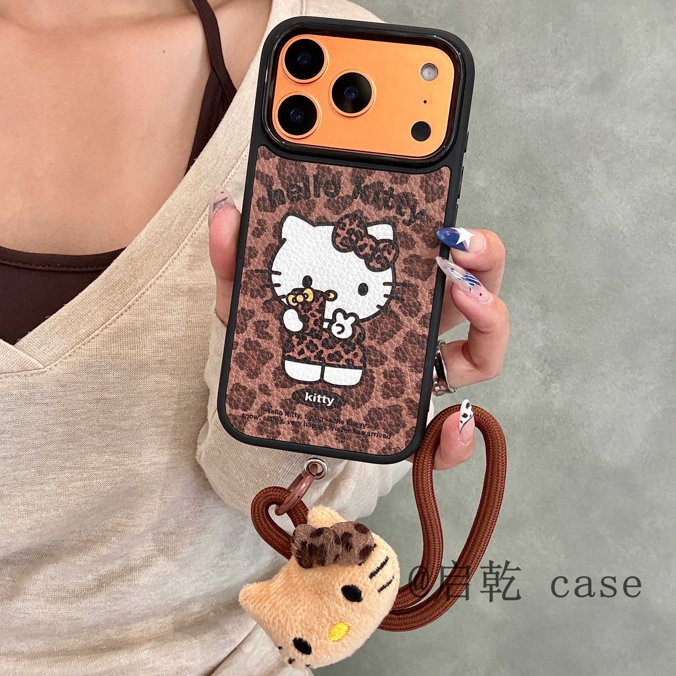 启乾 复古皮质豹纹凯蒂猫磁吸支架iPhone17/16手机壳适用苹果15/14promax软壳链条挂绳哈喽HelloKitty新款ins,淘宝优惠券,粉丝福利购,淘宝优惠卷