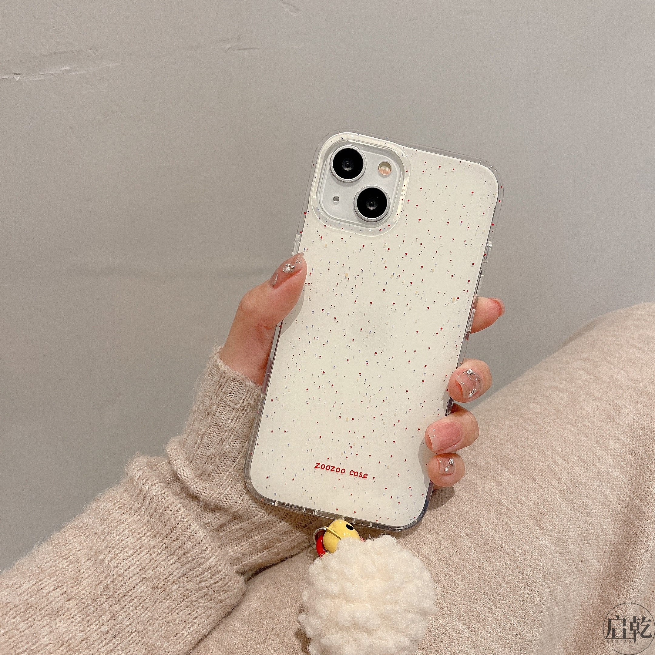 启乾 泼墨毛绒铃铛挂件iPhone16/15手机壳适用苹果14/13promax硬壳12高级感复古简约小众新款防摔秋冬新年