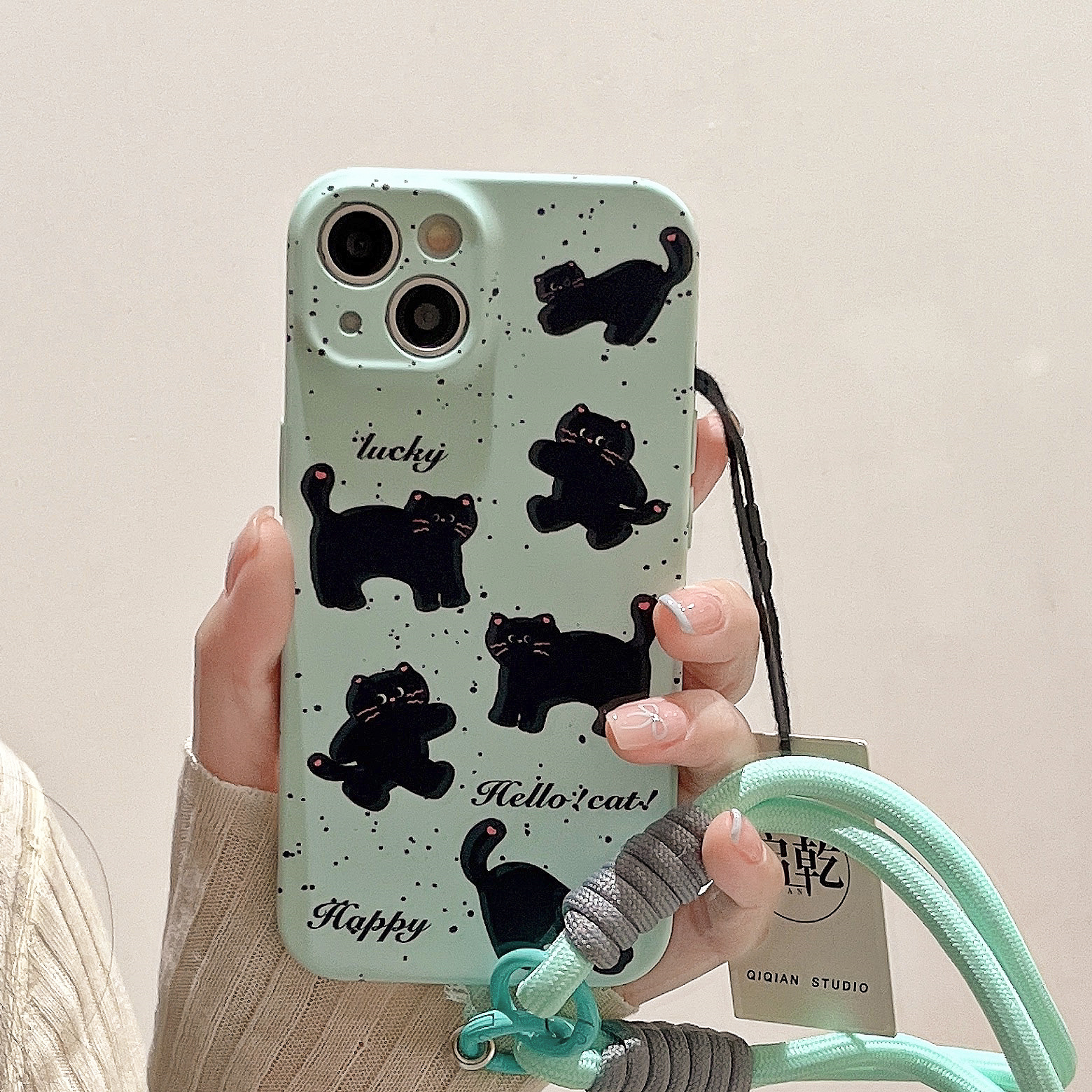 启乾 薄荷绿泼墨猫咪腕带iPhone15手机壳适用苹果14/13promax软壳12手提11链条挂绳少女心可爱卡通新款夏天