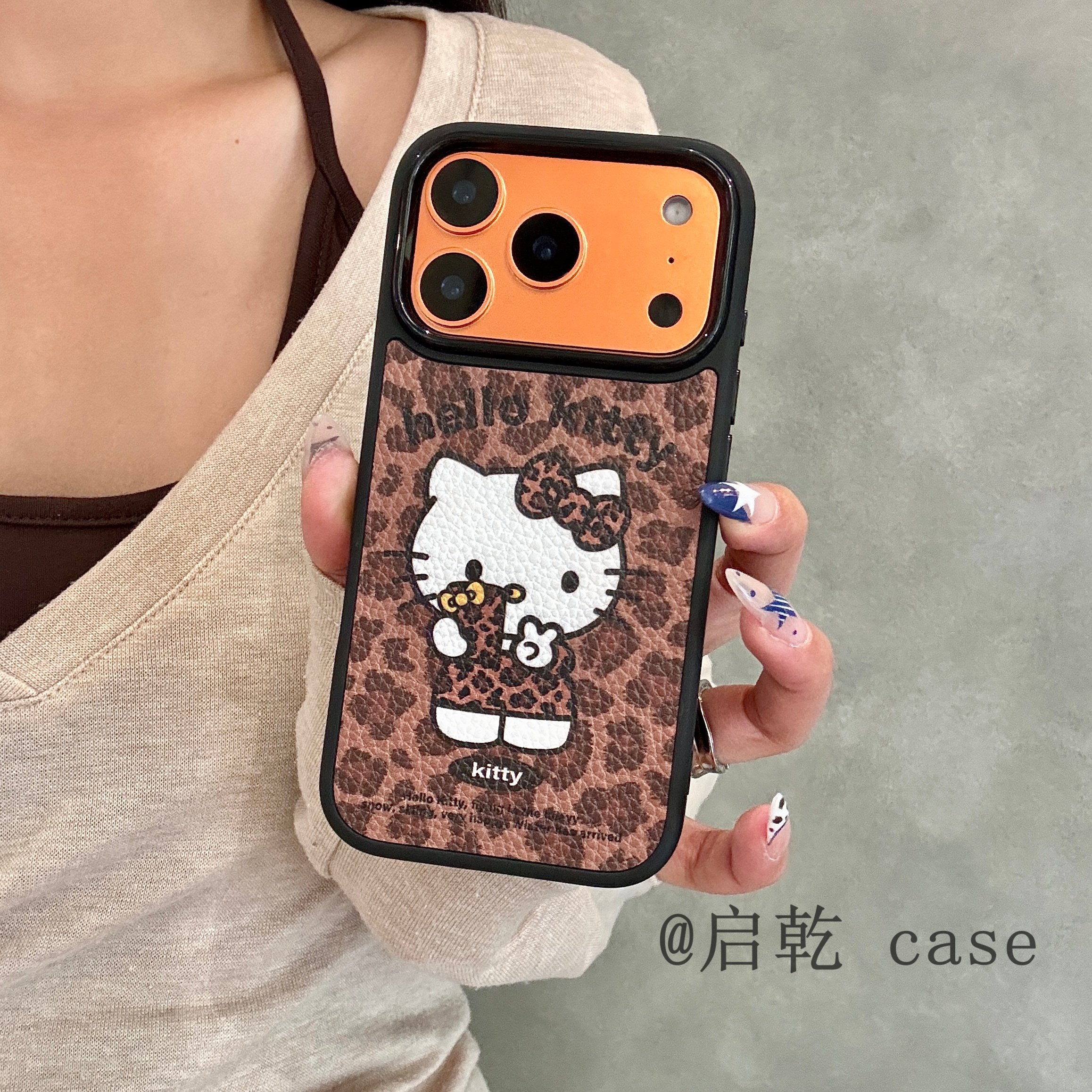 启乾 复古皮质豹纹凯蒂猫磁吸支架iPhone17/16手机壳适用苹果15/14promax软壳链条挂绳哈喽HelloKitty新款ins,淘宝优惠券,粉丝福利购,淘宝优惠卷