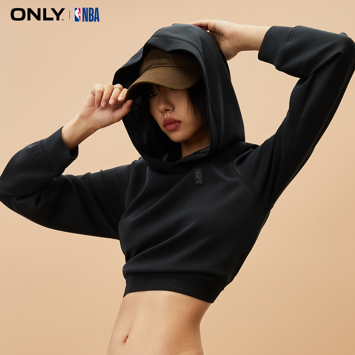 ONLY奥莱夏季NBA联名款宽松字母连帽长袖卫衣女 - 图0