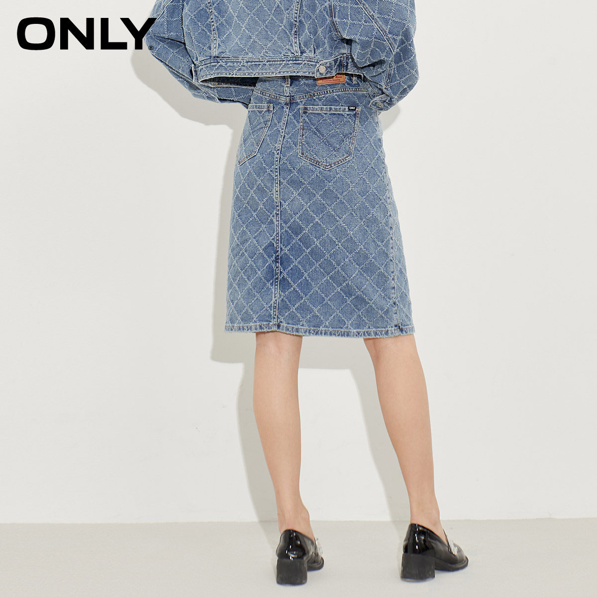 only2021冬季新款菱格纹理钩花牛仔 ONLYoutlets店短外套