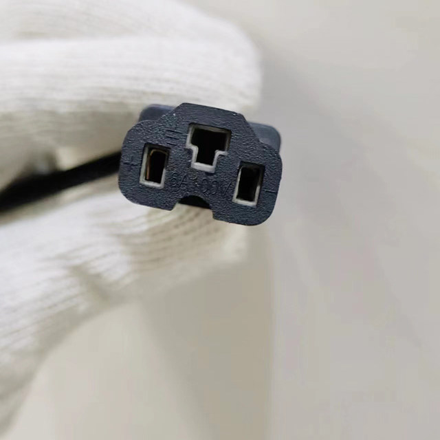 ເຄື່ອງສາກລົດໄຟຟ້າ T-shaped hole square cord power car battery output plug straight 3-hole pure copper thick line