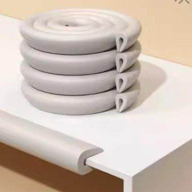 Baby table bubble wrap angle of a U-shaped glass edging tabl - 图1