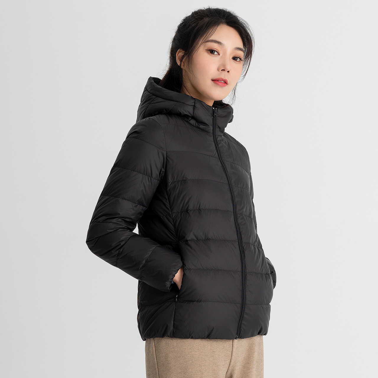 雪中飞 羽绒服女连帽时尚轻薄宽松大码运动休闲轻便外套潮 outlets 雪中飞 羽绒服女连帽时尚轻薄宽松大码运动休闲轻便外套潮 outlets