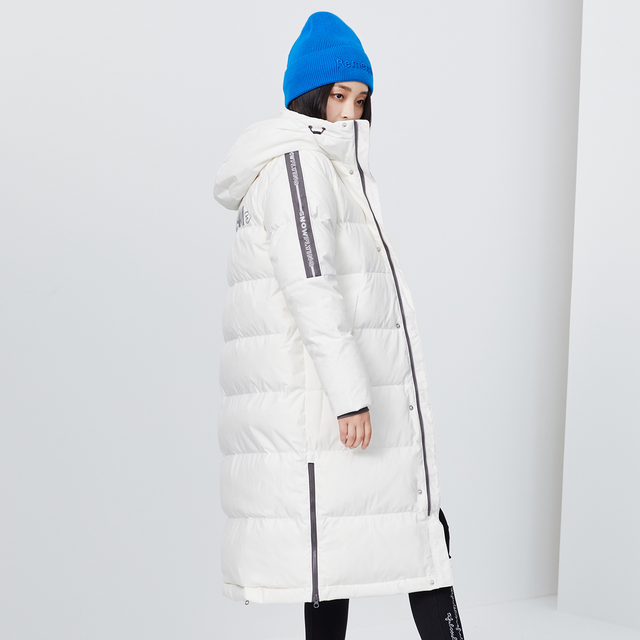 雪中飞 秋冬款时尚易搭保暖女式连帽潮流反光长款羽绒服 outlets 雪中飞 秋冬款时尚易搭保暖女式连帽潮流反光长款羽绒服 outlets