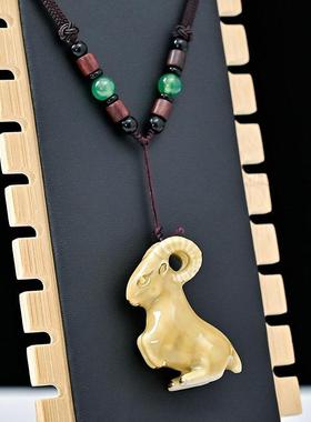 陶瓷土黄色生肖绵羊和山羊吉祥物，以吸引财富和安全和缺口吊坠生