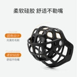 Аляска собачья во рту покрывает рот.