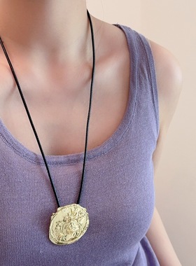 欧美轻奢复古玫瑰浮雕凹凸项链女不规则金属圆牌颈链可调节锁骨链