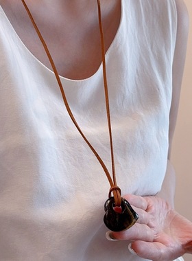 小众设计感天然虎眼石爱心项链女高级感棕色皮绳可调节长款毛衣链