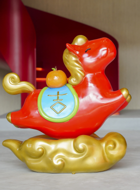 2026卡通招财马年模型雕塑新春元旦吉祥物生肖马玻璃钢大摆件美陈