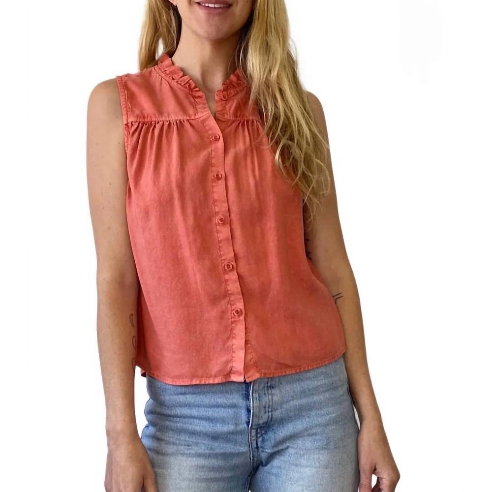 bella dahlSlvless Ruffle Neck Button Down In Red Clay- red-图2