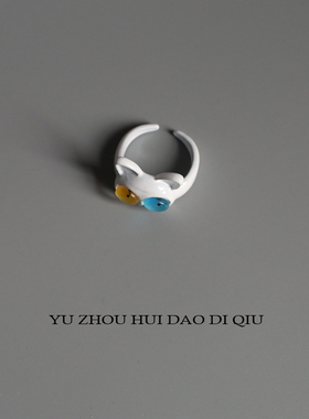 无聊了戴个大眼猫戒指白色小猫