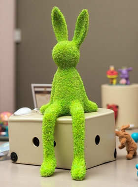 树脂复活节兔子摆件长绒面吊着脚的兔子桌角摆件玄关柜电视柜摆件
