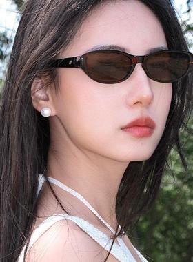 2025新款玳瑁框茶片太阳眼镜女窄框小脸专用户外防晒抗UV潮太阳眼