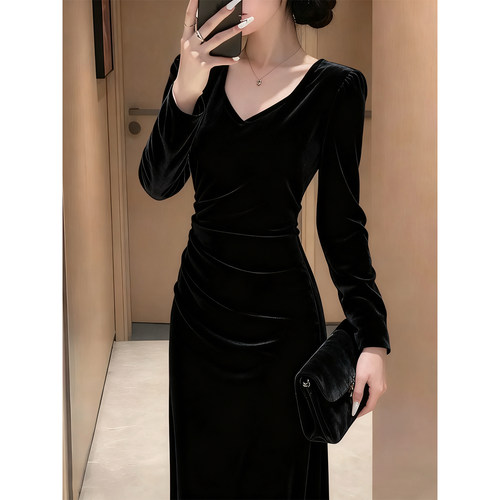 大码女装酒红色丝绒连衣裙女秋冬高级感长袖气质修身显瘦包臀长裙 - 图3