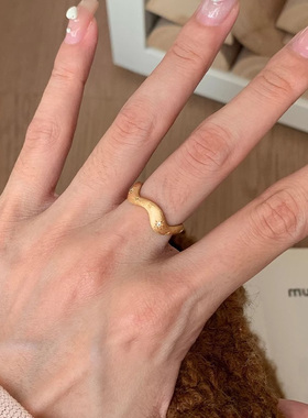 复古金色拉丝波浪戒指女轻奢高级感微镶星芒指环小众设计感食指戒
