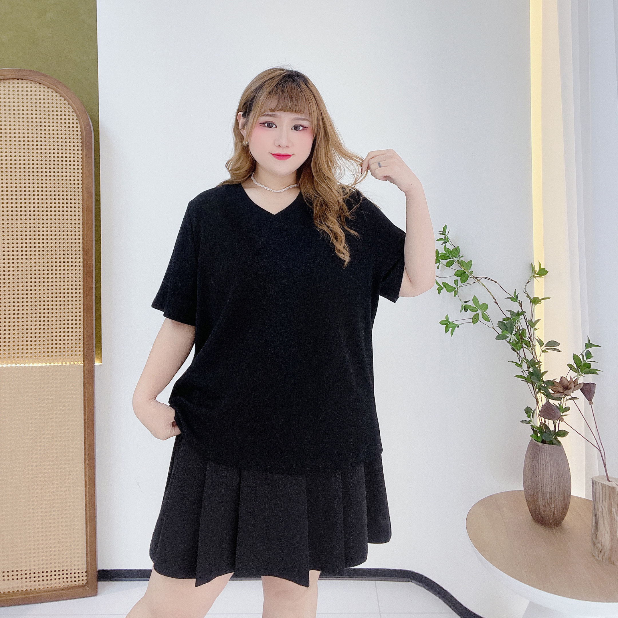 胖莹莹大码女装2025夏韩系简约中性风V领宽松遮肉显瘦百搭纯色T恤,淘宝优惠券,粉丝福利购,淘宝优惠卷
