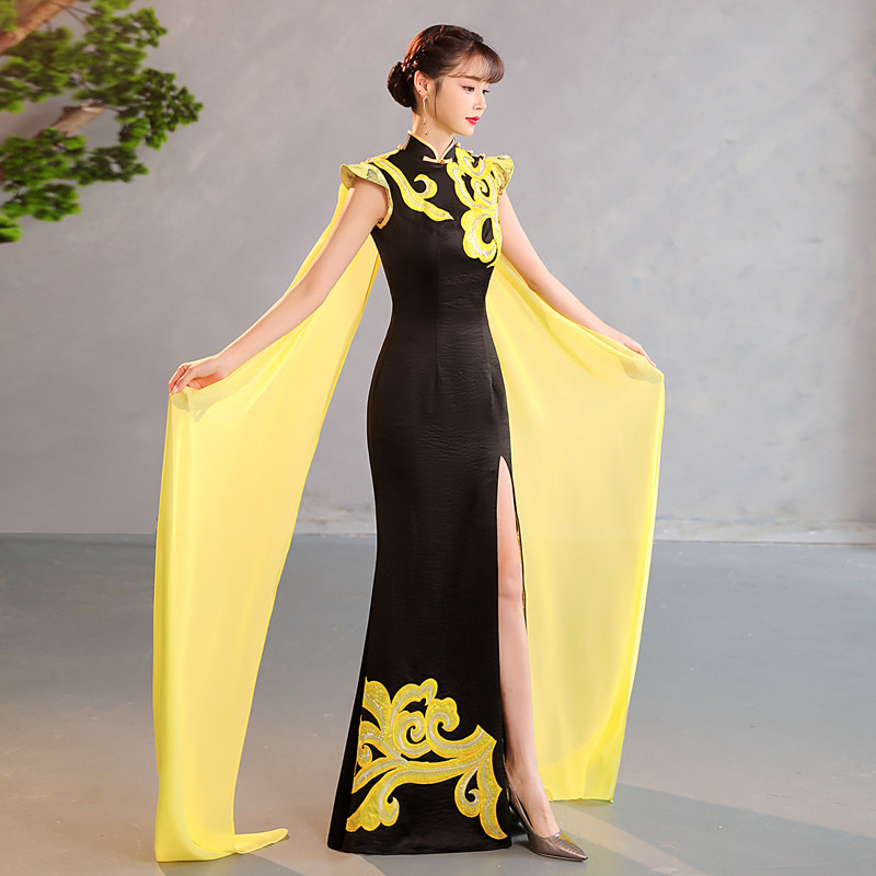 旗袍2023年新款国潮改良走秀旗袍年会主持人晚礼服高级感演出服女