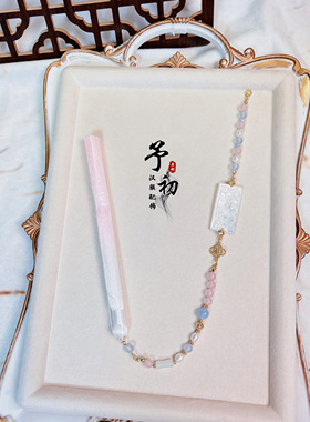 女性汉服配饰精致时尚