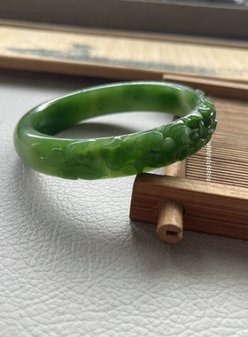 【蝶恋花】和田玉碧玉手镯俄罗斯七号矿老坑白加绿碧玉雕花牡丹花
