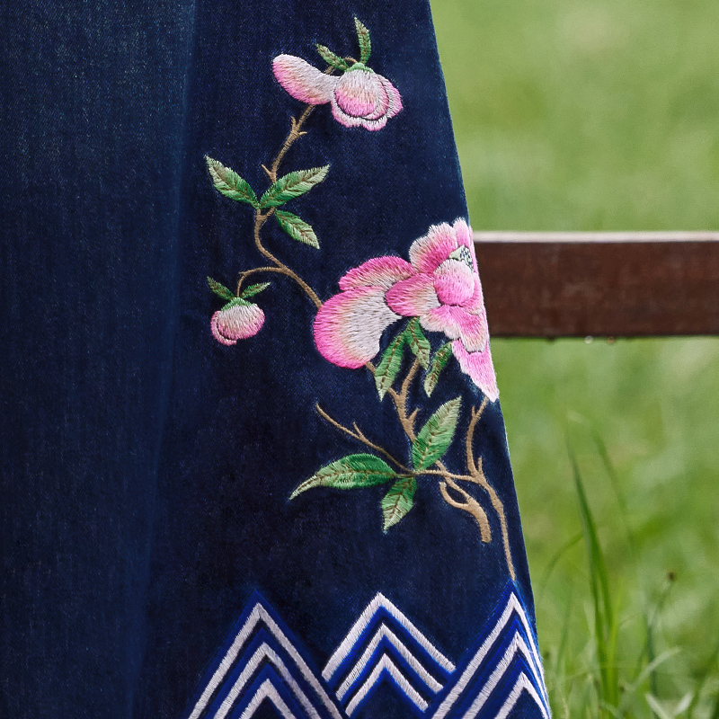  花制作女装牛仔裤