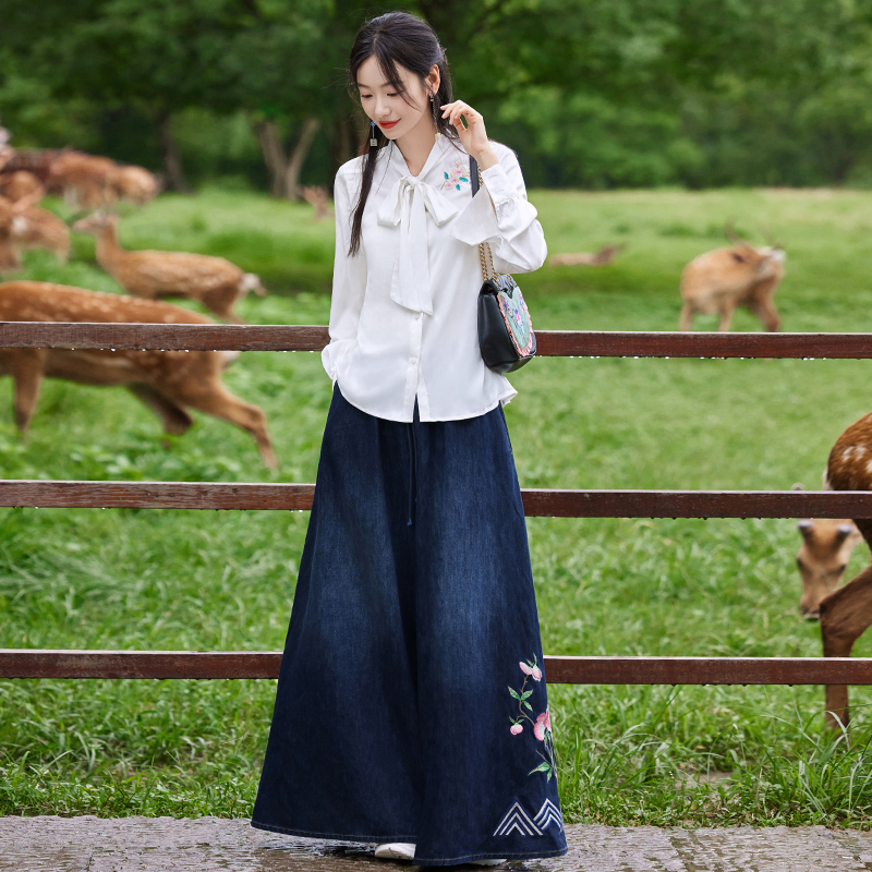  花制作女装牛仔裤