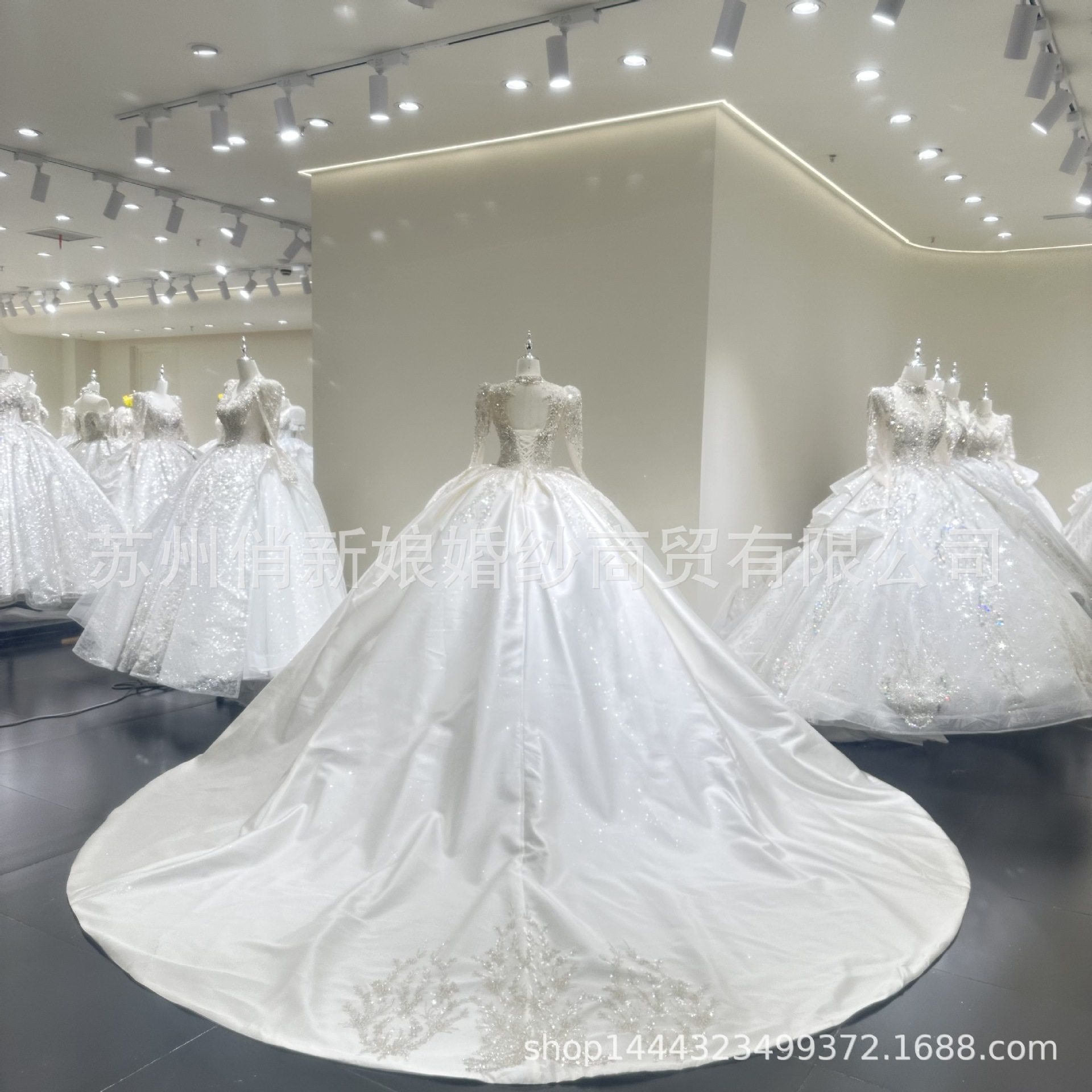 缎面长袖婚纱主纱2024新款新娘高级质感复古法式重工拖尾高领礼服,淘宝优惠券,粉丝福利购,淘宝优惠卷