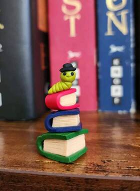 跨境独立站新品戴着礼帽的书虫树脂工艺品摆件桌面微景观小摆件in