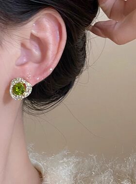 法式橄榄绿耳钉新款2024