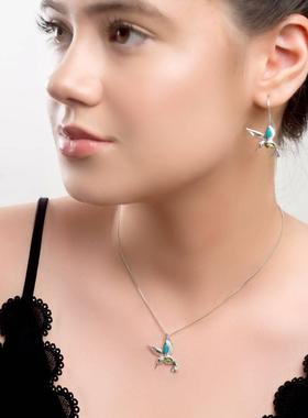 独立站欧美新款简约时尚蜂鸟琥珀石吊坠个性镶嵌绿松石项链