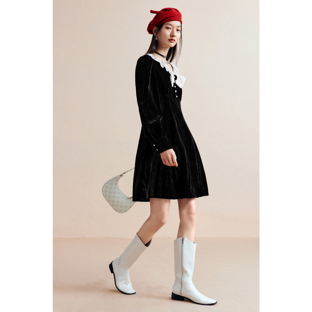 太平鸟短款丝绒秋冬新款法式连衣裙 太平鸟outlets店连衣裙