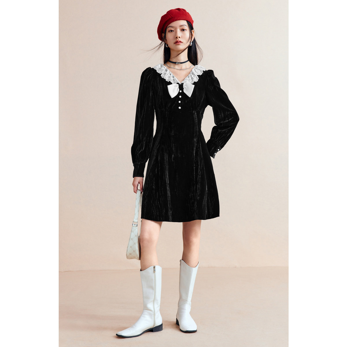 太平鸟短款丝绒秋冬新款法式连衣裙 太平鸟outlets店连衣裙