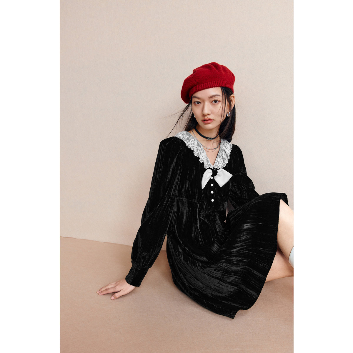 太平鸟短款丝绒秋冬新款法式连衣裙 太平鸟outlets店连衣裙