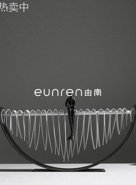 简约现代轻奢黑色金属坐姿人物摆件样板房售楼处客厅玄关装饰品