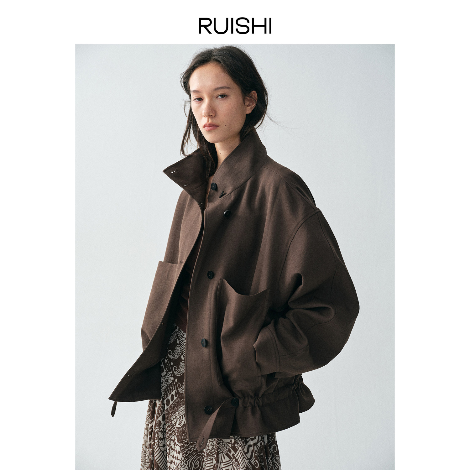 RUISHI芮时“松弛片想”立领大口袋下摆抽绳短款风衣外套女春,淘宝优惠券,粉丝福利购,淘宝优惠卷