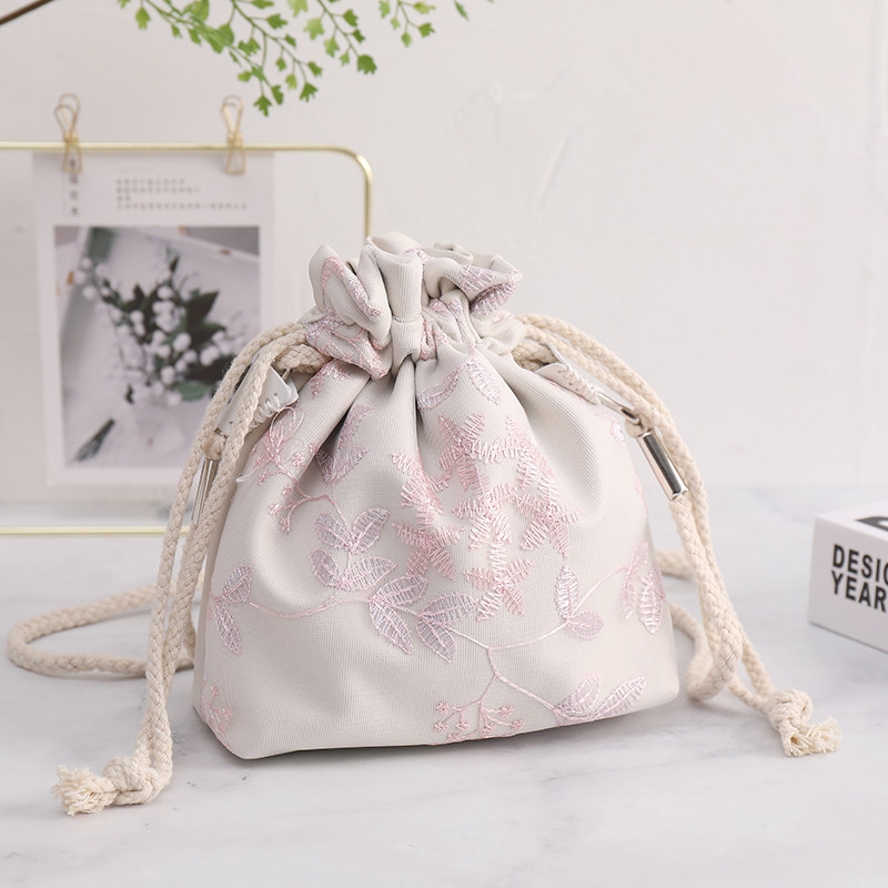 仙女绣花2020新款百搭水桶斜挎包 翠芙女士包袋