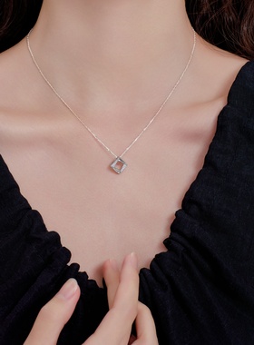 老凤祥法银方形镂空S925银项链女立体镶钻锁骨链