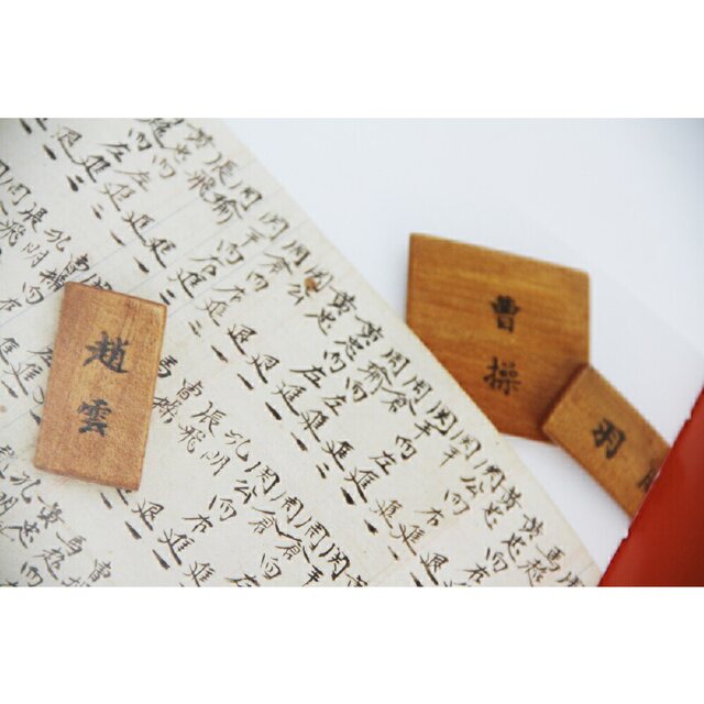 2 volumes of fun Chinese traditional puzzle games + Chinese wisdom instruments handed down from ancient times, nine-link jigsaw puzzle, Luban lock jewelry, wooden porcelain locks, reeds, mechanism boxes, creative designs by Chinese craftsmen, toys, antique collections