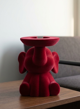 创意酒红绒面小熊桌面摆件
