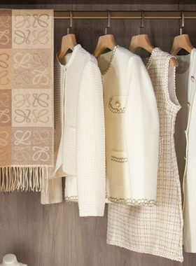 样板间衣帽间软装饰品小香风衣服女士衣柜卧室连衣裙项链摆件组合