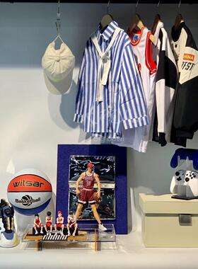 现代简约样板间儿童男孩房衣帽间衣橱篮球主题摆件服饰软装配饰