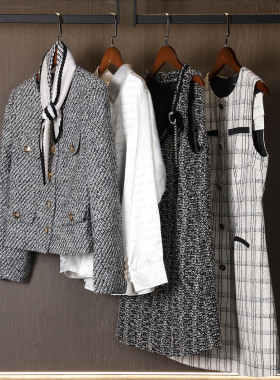 样板间衣服女衣帽间主卧衬衫连衣裙组合套装衣柜陈列衣服软装饰品