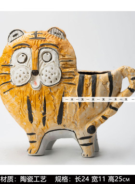 现代样板间儿童房森林动物主题摆件可爱绿色系玩具衣服陶瓷装饰品