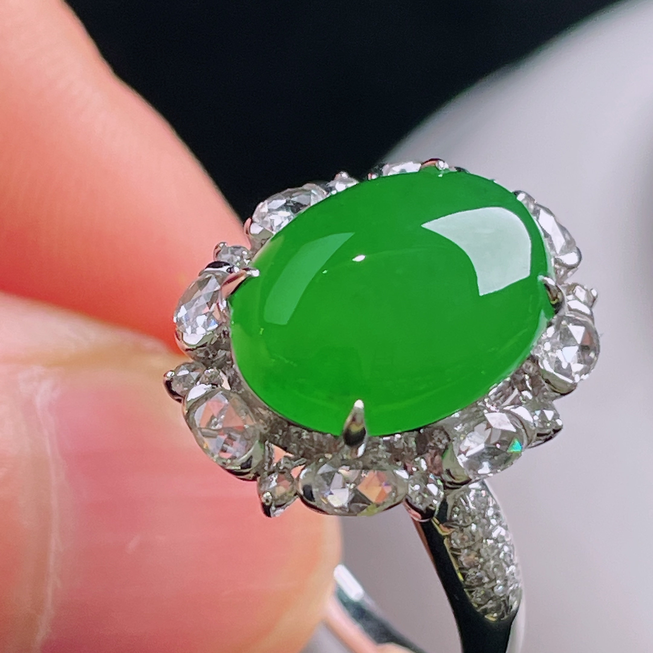 Cuiqin Emperor Bingyang Green Cabochon Ring 18k gold diamond inlaid with natural A-grade jadeite full and translucent